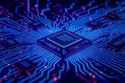 Egy modern, kék fényben ragyogó áramkör, középen egy LCD inverter chip található.