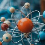 Színes atommodell, amely az atomenergia szimbolikáját képviseli.