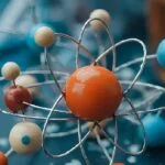 Színes atommodell, amely az atomenergia szimbolikáját képviseli.