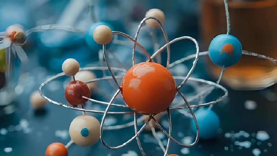 Színes atommodell, amely az atomenergia szimbolikáját képviseli.