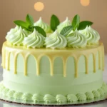 Egy friss mentás torta, zöld krémmel és díszítéssel, amely örömöt sugall.