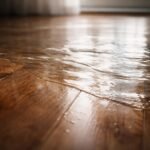 Vizes padlóval teli szoba, érzelmek és bizonytalanság szimbóluma