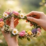 Virágkoszorút fonó kéz, természetes színekben, lelki harmónia jelképe