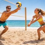 Egy fiatal nő játszik strandröplabdát napsütéses homokos pályán