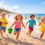 Vidám gyerekek játszanak a napsütötte strandon örömmel