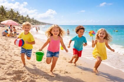 Vidám gyerekek játszanak a napsütötte strandon örömmel